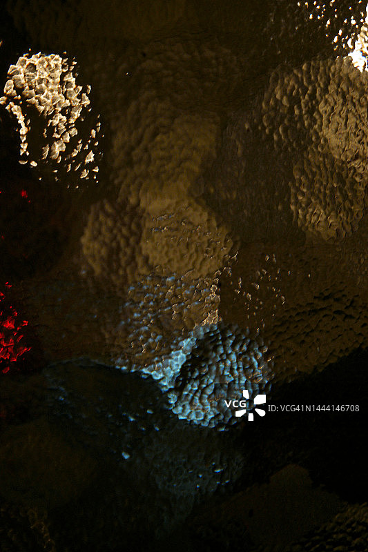 夜晚的彩色玻璃窗图片素材