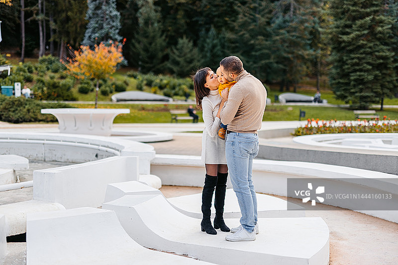 父母在公园里和蹒跚学步的孩子玩耍图片素材