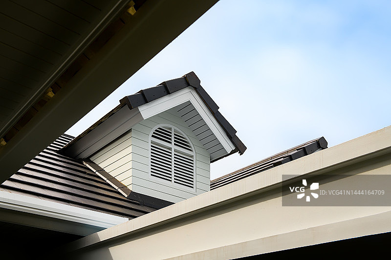 天空背景下的建筑低角度视图图片素材