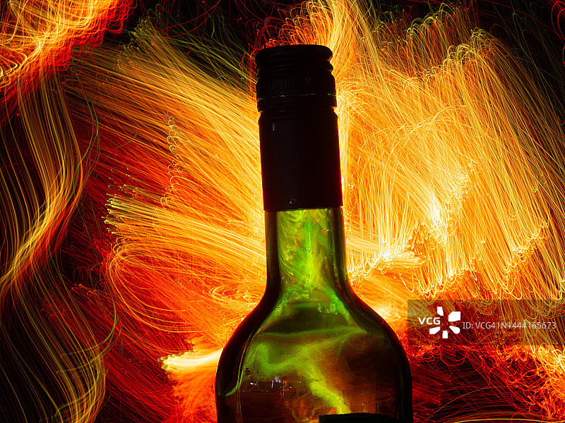 葡萄酒瓶与节日烟花之夜图片素材
