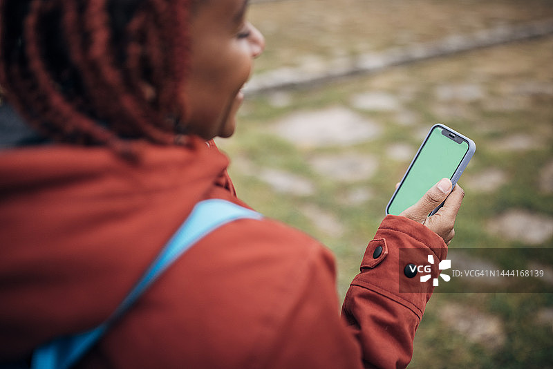 使用电话的妇女图片素材