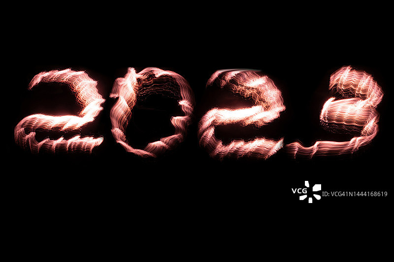 黑色背景上的2023新年灯光字图片素材
