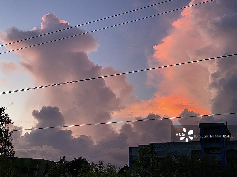 黄昏时分，阵雨过后湿漉漉的道路和引人注目的天空图片素材
