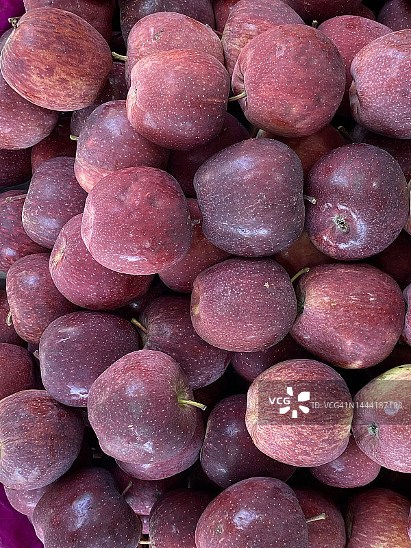 商店里堆满新鲜有机苹果的特写图片素材