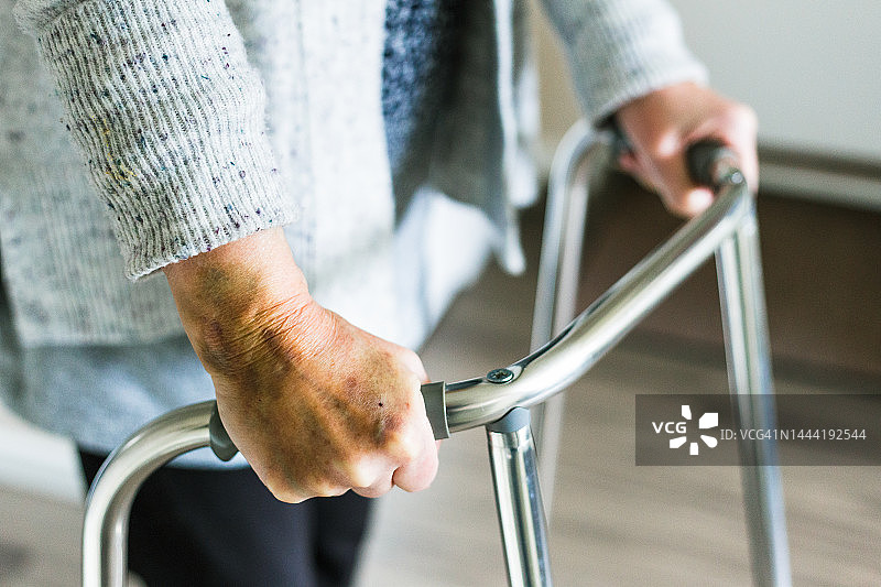 在家中使用助行器的年长女人图片素材