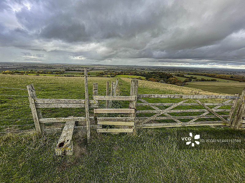 英国牛津郡阿芬顿的白马山步道：大门和阶梯图片素材