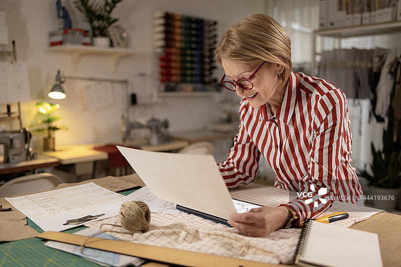 构思新创意的女时装设计师图片素材