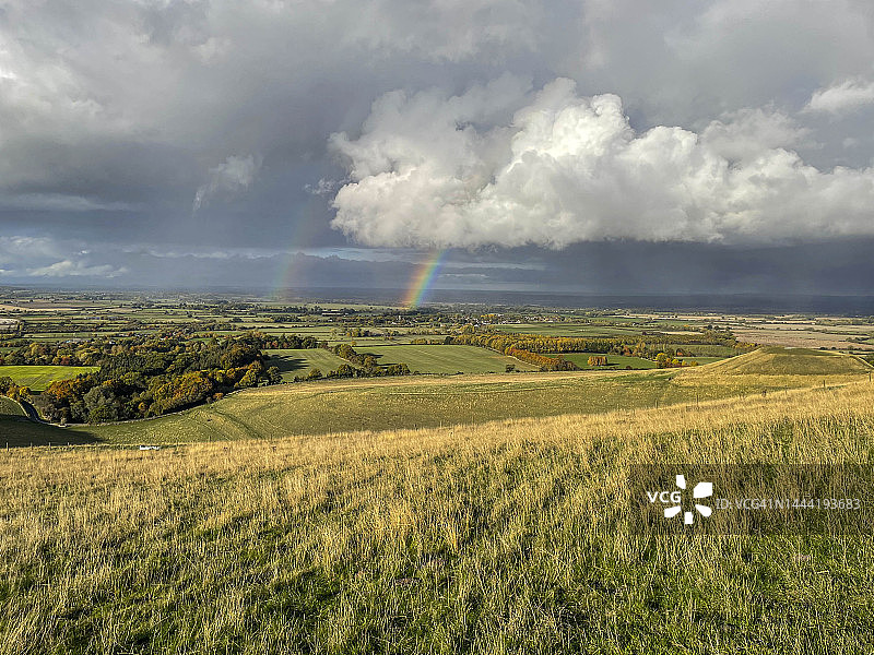 英国牛津郡阿芬顿白马山景观彩虹和暴风云图片素材