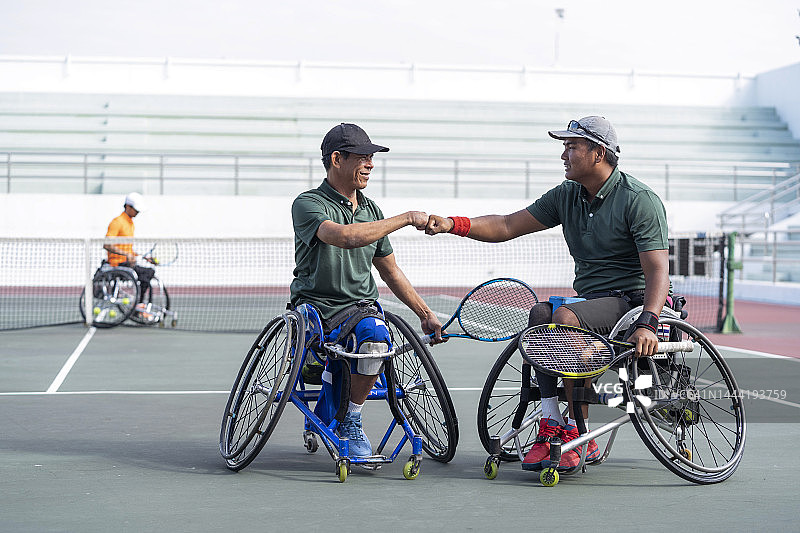 轮椅网球比赛后握手的运动员图片素材