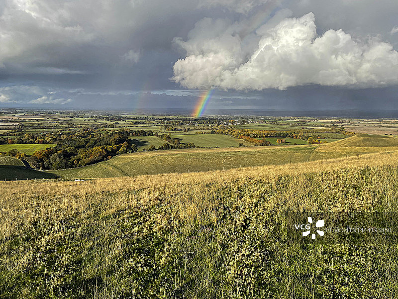 英国牛津郡阿芬顿白马山景观彩虹和暴风云图片素材