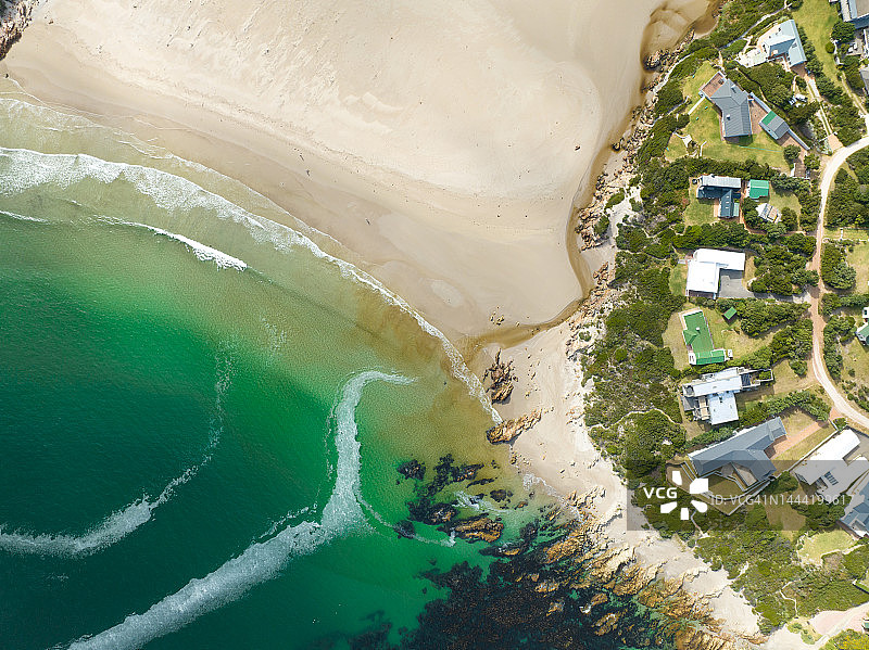 可俯瞰河口、沙滩和清澈海洋的度假屋图片素材
