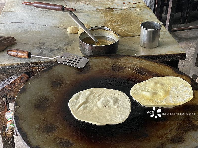印度抛饼：制作鸡肉卷图片素材