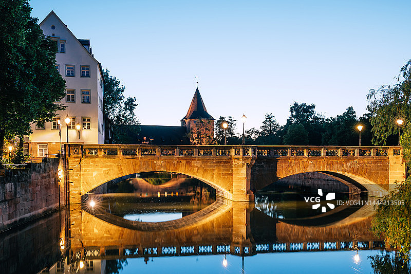 德国纽伦堡佩格尼茨河上的桥梁，黎明时分图片素材