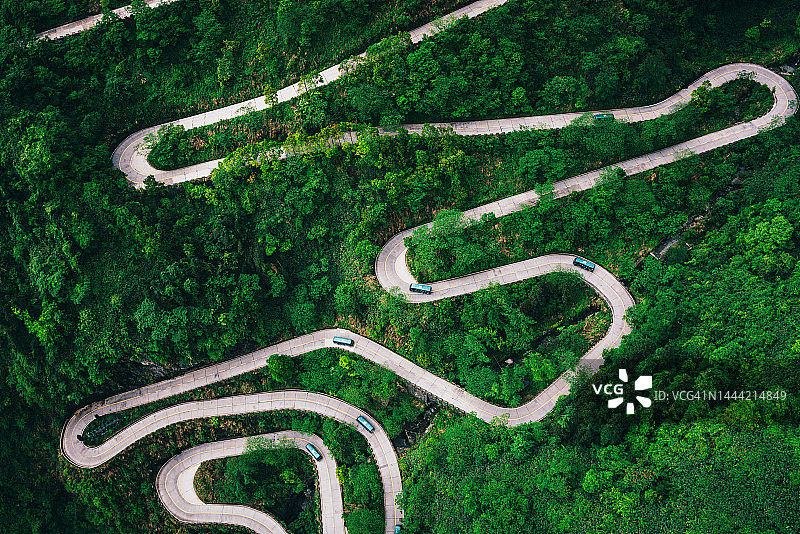 中国湖南省天门山国家公园的蜿蜒道路图片素材