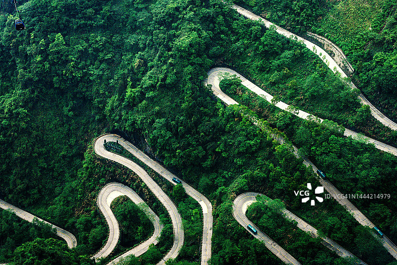 中国湖南省天门山国家公园的蜿蜒道路图片素材