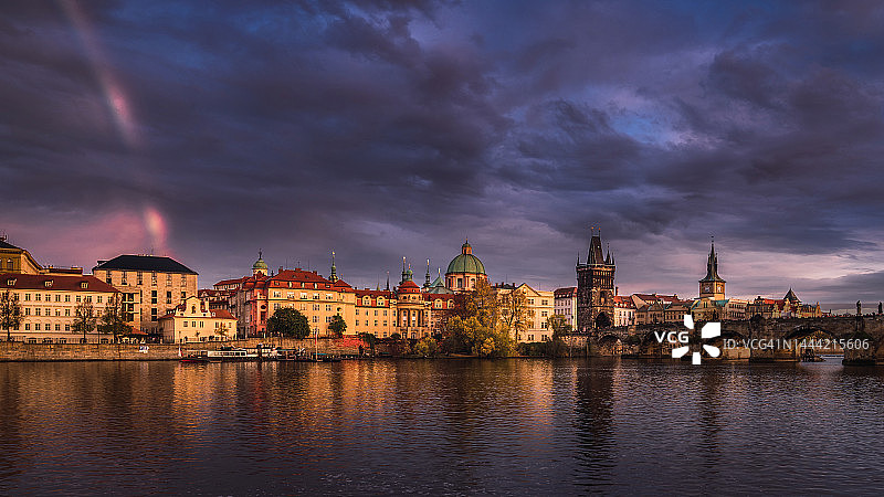 布拉格查理大桥和伏尔塔瓦河日落景色图片素材