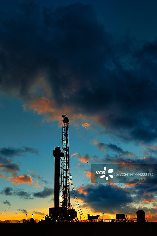 日落时分的路易斯安那州钻井平台图片素材