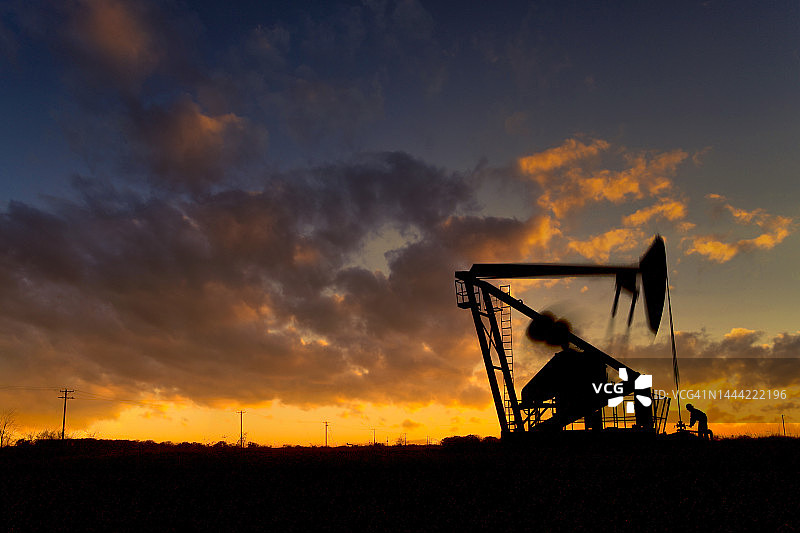 油田工人与泵工图片素材