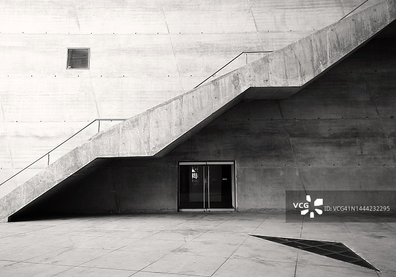 黑白混凝土长楼梯图片素材