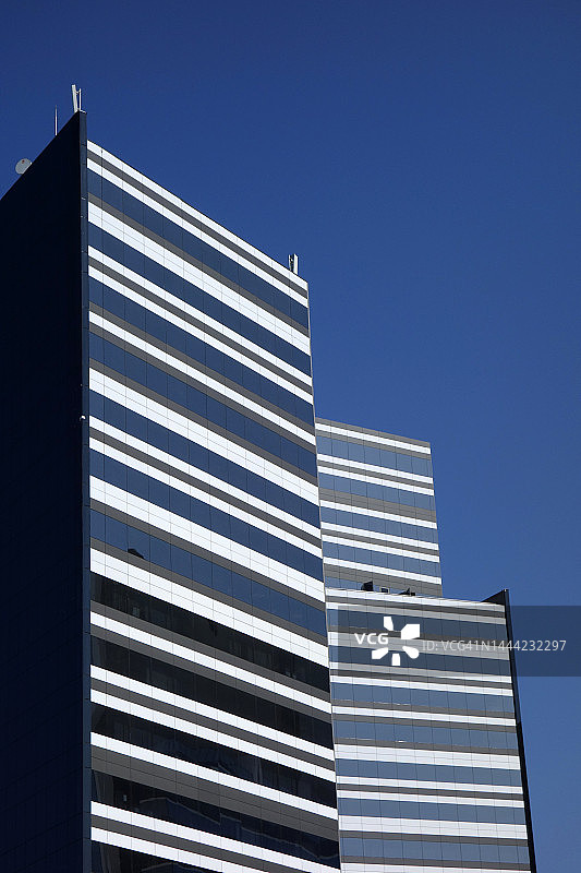 蓝色天空下的现代建筑立面图片素材