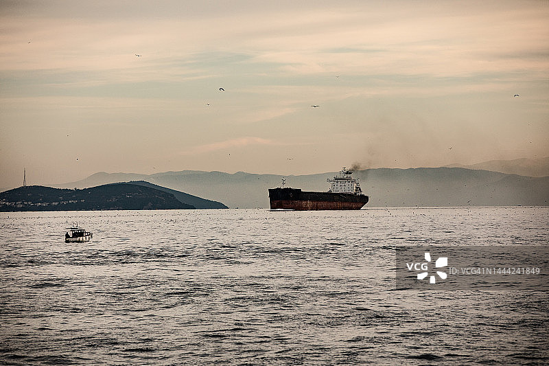 离开伊斯坦布尔港口的货船图片素材