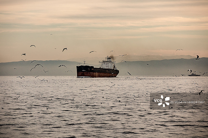 离开伊斯坦布尔港口的货船图片素材