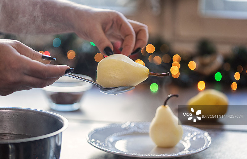 为节日准备水煮梨的女人图片素材