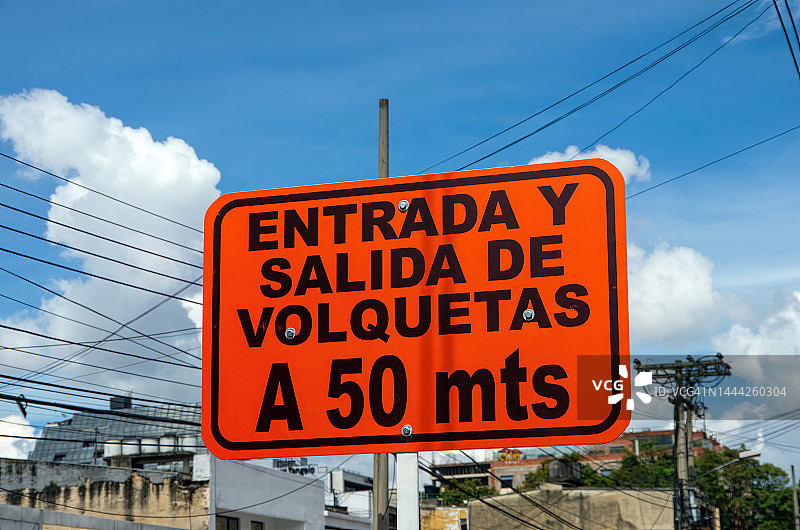西班牙语交通警告标志：50米处有翻斗车出入口图片素材