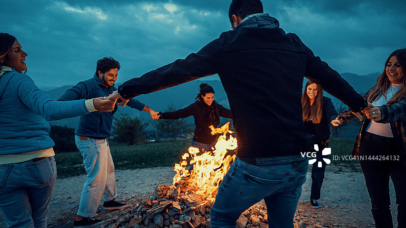 一群朋友在篝火旁参加晚会图片素材