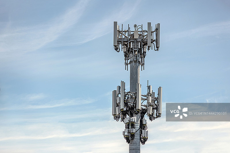 蓝天白云下的通信蜂窝移动电话数据塔图片素材