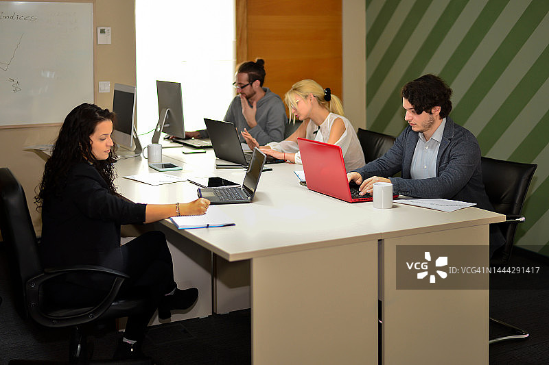 紧密合作解决问题的小团队图片素材