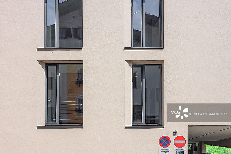 阳光明媚的现代住宅楼外墙图片素材