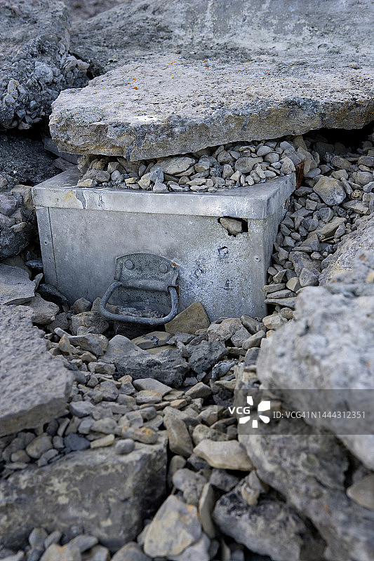 在约翰·富兰克林船员墓地附近出土的金属箱图片素材