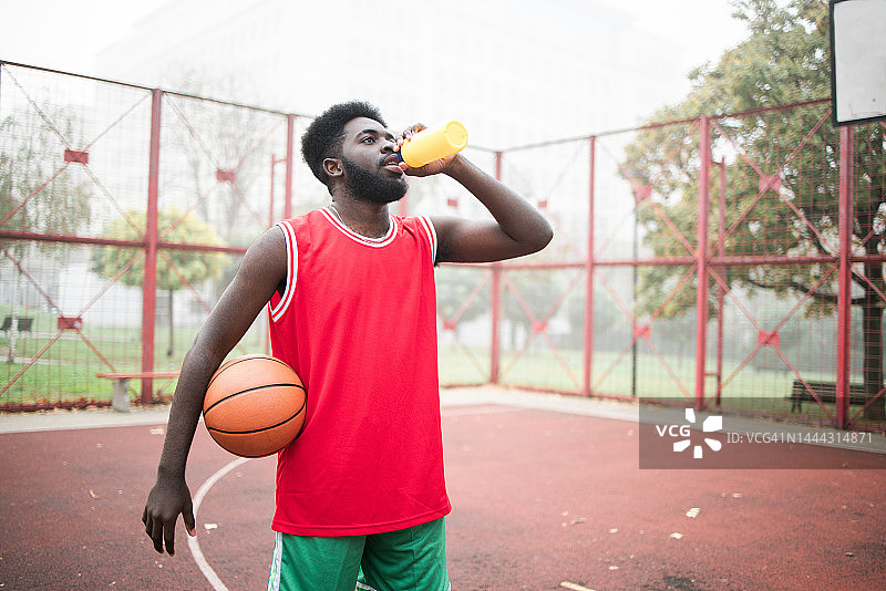 运动中的年轻人图片素材