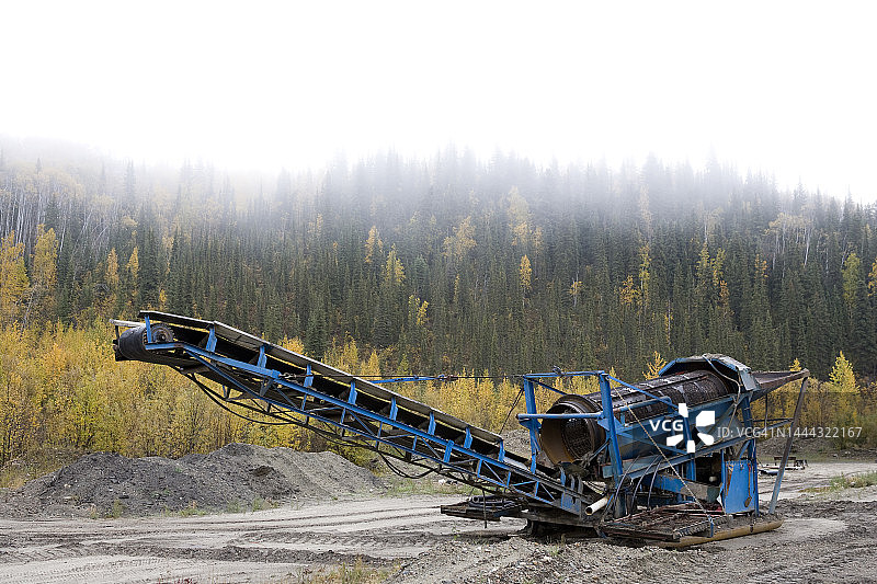 现代挖泥船在金矿工作图片素材