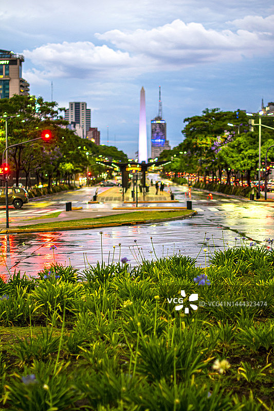 雨天，阿根廷布宜诺斯艾利斯七月九日大道上的方尖碑图片素材