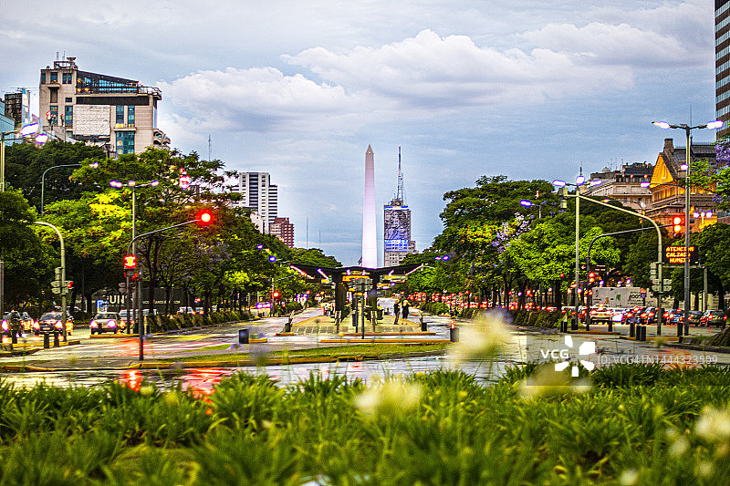 雨天，阿根廷布宜诺斯艾利斯七月九日大道上的方尖碑图片素材