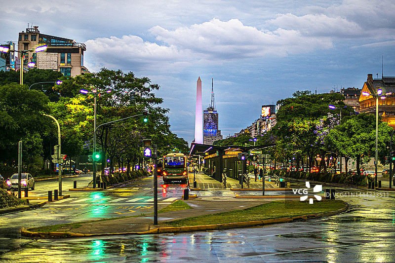 雨天，阿根廷布宜诺斯艾利斯七月九日大道上的方尖碑图片素材