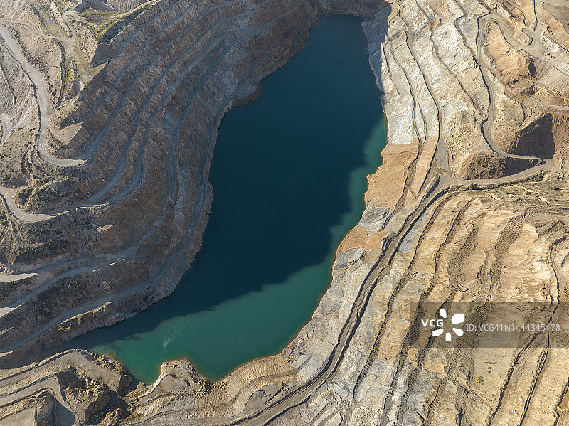 废弃的露天铁矿鸟瞰图图片素材