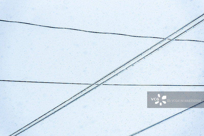 冰覆盖的电缆图片素材