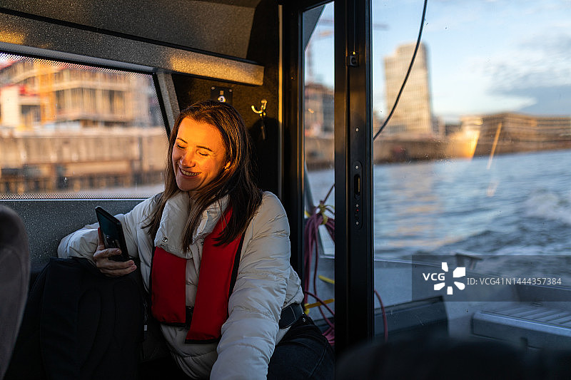 乘船旅行的女人图片素材