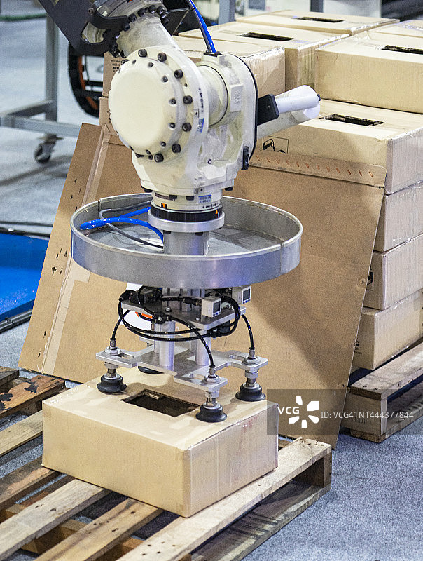 工业机器人手臂控制搬运包裹图片素材