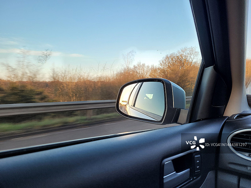 旅行愿望公路之旅，从车窗后视镜看到的景色图片素材