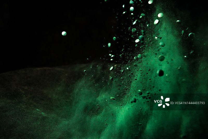 飞行中的螺旋藻粉末和片剂图片素材