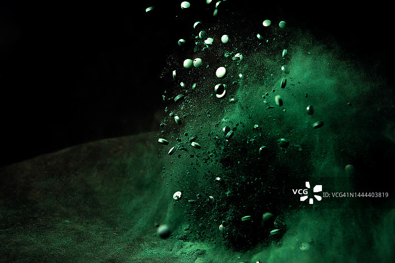 飞行中的螺旋藻粉末和片剂图片素材