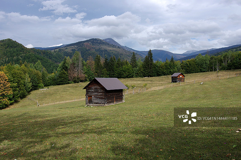 巴尔干山脉的群峰：从小赫里德斯科湖到普拉夫的徒步小径图片素材