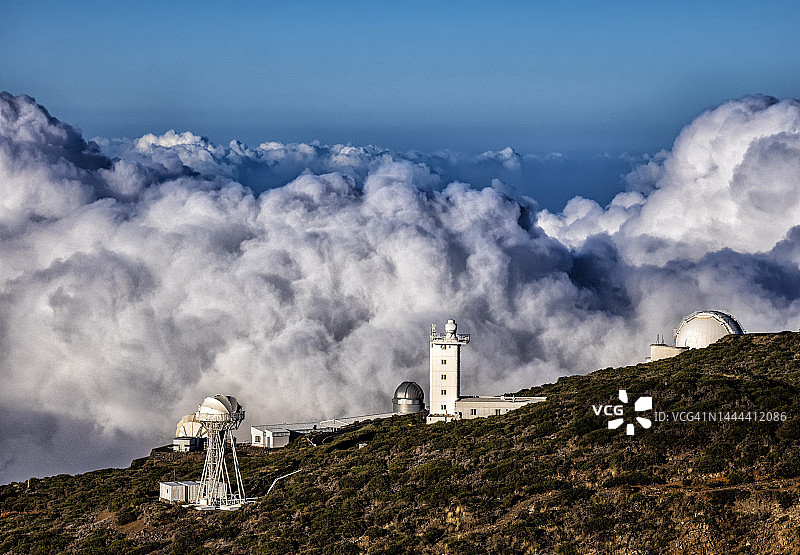 拉帕尔马岛上的洛斯穆查乔斯岩望远镜和天文台图片素材