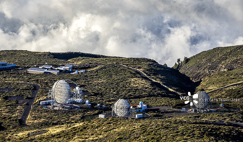 拉帕尔马岛上的洛斯穆查乔斯岩望远镜和天文台图片素材