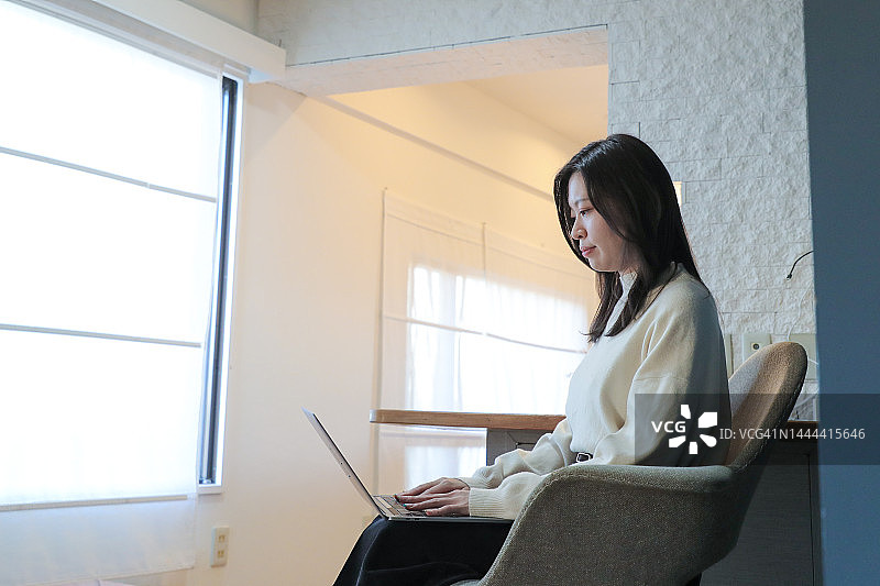 亚洲女性室内照图片素材