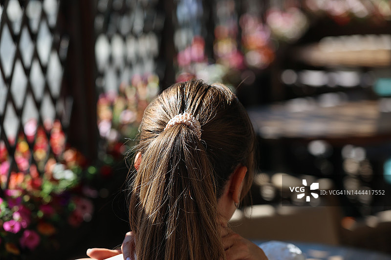 在咖啡馆休息的年轻女子（背影）图片素材
